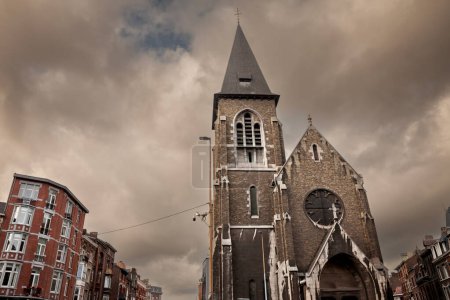 Téléchargez les photos : Eglise Saint Pholien à Liège, Belgique. c'est une église paroissiale catholique, avec son clocher typique. - en image libre de droit