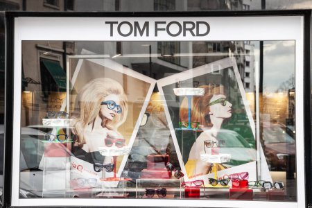 Téléchargez les photos : BUCHAREST, ROUMANIE - 13 MARS 2023 : Logo Tom Ford devant leur boutique à Bucarest. Tom Ford est un créateur et fabricant de mode de luxe américain célèbre pour ses sacs, vêtements et accessoires. - en image libre de droit