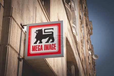 Téléchargez les photos : BUCHAREST, ROUMANIE - 15 MARS 2023 : Logo Mega Image devant un supermarché local à Bucarest. Une partie de Ahold Delhaize, Mega Image est une chaîne roumaine de magasins de détail. - en image libre de droit