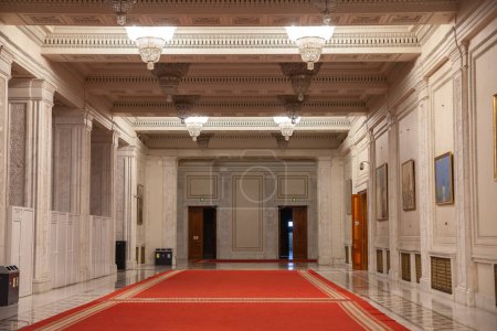Foto de BUCHAREST, RUMANIA - 13 DE MARZO DE 2023: Diseño opulento y selectivo de un vestíbulo en el interior del palacio del parlamento rumano en Bucarest, un símbolo del comunismo rumano. - Imagen libre de derechos