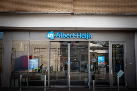 Téléchargez les photos : VAALS, PAYS-BAS - 8 NOVEMBRE 2022 : : Logo d'Albert Heijn sur leur magasin pour Valls. Albert Heijn est une chaîne néerlandaise de supermarchés faisant des courses, faisant partie d'Ahold Delhaize. - en image libre de droit