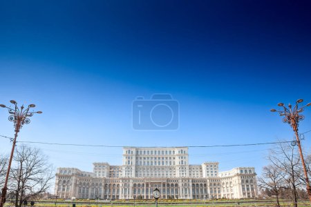Foto de Panorama del palacio del parlamento rumano en Bucarest, símbolo del comunismo rumano, también llamado Casa Poporului, visto desde la plaza Piata constitutiei en Bucarest, Rumania. - Imagen libre de derechos