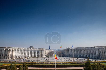 Foto de Panorama de la Piata constitutiei, plaza de la constitución, en Bucarest Rumania, visto desde el Palacio del Parlamento, con panorama sobre las calles de arquitectura comunista. Es un hito y símbolo de Bucarest. - Imagen libre de derechos
