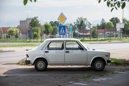 Foto de RUMA, SERBIA - 25 DE JUNIO DE 2023: Desenfoque selectivo en el coche blanco Zastava Yugo 55 Llamado Skala es el nombre genérico de una familia de coches antiguos construidos por el fabricante serbio Zastava Automobili basado en Fiat 128. - Imagen libre de derechos