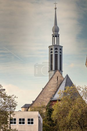 Foto de Propstein kirche, o iglesia bautista Kirche de Sankt Johannes en Dortmund, Alemania, en otoño. La iglesia bautista de Saint Johann es una iglesia católica en la región de Renania del Norte Westfalia. - Imagen libre de derechos