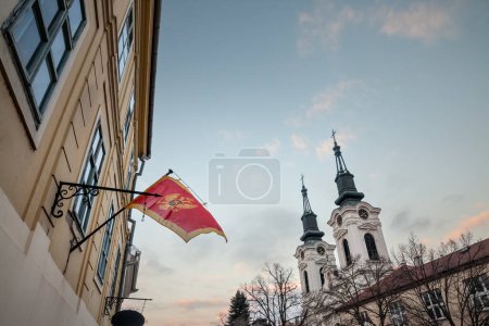 Foto de Desenfoque selectivo en una bandera montenegria en su consulado de Sremski karlovci en Vojvodina, Serbia. Los montenegrinos son una minoría y una comunidad étnica de Serbia. La bandera de montenegro es su símbolo. - Imagen libre de derechos