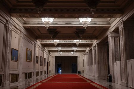 Foto de BUCHAREST, RUMANIA - 13 DE MARZO DE 2023: Diseño opulento y selectivo de un vestíbulo en el interior del palacio del parlamento rumano en Bucarest, un símbolo del comunismo rumano. - Imagen libre de derechos
