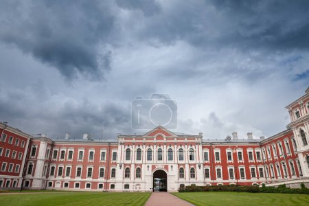 Téléchargez les photos : Façade principale du palais de Jelgava, également appelé château Mittau ou Jelgavas Pils, un grand château baroque converti en université d'agriculture à Jelgava, Lettonie. - en image libre de droit