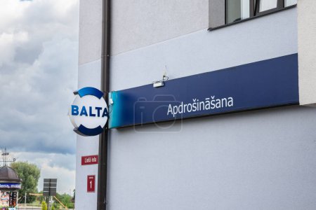 Foto de JELGAVA, Letonia - 24 de agosto de 2023: Logotipo de balta apdrosinasana en su oficina para Jelgava. Parte de PZU, AAS balta seguro es el principal asegurador letón. - Imagen libre de derechos