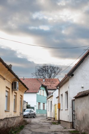 Foto de Panorama of the city of Sremski Karlovci, in Vojvodina, Serbia, with a typical vintage street with austro hungarian house buildings in poor condition, typical from Central Europe. - Imagen libre de derechos