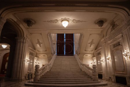 Foto de Desenfoque selectivo en una escalera de mármol gigante con diseño opulento de una sala en el interior del palacio rumano del parlamento en Bucarest, un símbolo del comunismo rumano. - Imagen libre de derechos