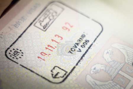 Téléchargez les photos : Flou sélectif sur un timbre de passeport croate sur un passeport serbe, depuis le poste frontalier de Tovarnik entre la Serbie et la Croatie, dans le respect des règlements de l'Union européenne sur les timbres de passeport Schengen. - en image libre de droit