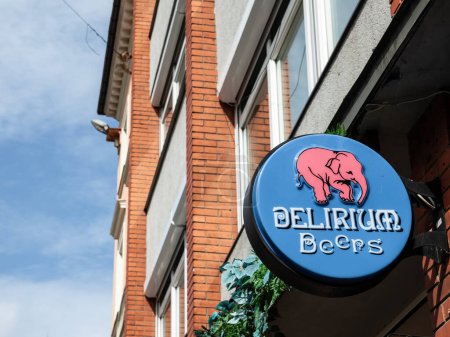 Foto de RIGA, LATIVA - 22 de agosto de 2023: logotipo de la cerveza Delirium en un distribuidor de Riga. Biere Delirium Tremens es una cerveza belga producida por la cervecería Brasserie Huyghe en Bélgica.. - Imagen libre de derechos