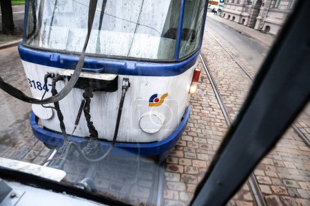 Téléchargez les photos : RIGA, LETTONIE - 25 AOÛT 2023 : Flou sélectif sur un tramway Tatra T3 à pleine vitesse dans les rues de Riga. Le tramway de Riga, exploité par Rigas Satiksme, fait partie du réseau de transport public du tramway de Riga. - en image libre de droit