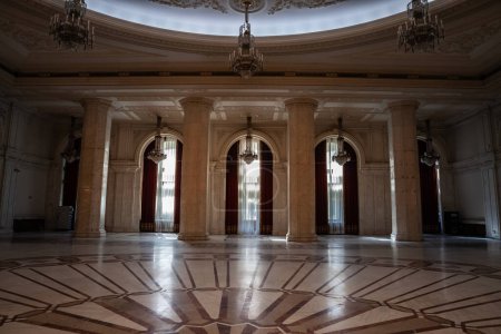 Foto de Desenfoque selectivo en ventanas gigantes y diseño opulento de una sala en el interior del palacio rumano del parlamento en Bucarest, un símbolo del comunismo rumano. - Imagen libre de derechos