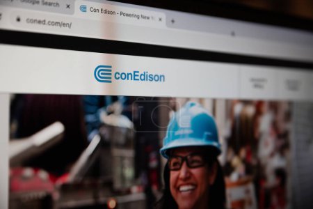 Foto de NUEVA YORK, EE.UU. - 5 de septiembre de 2023: Logo de Con Edison en su página de inicio para la ciudad de Nueva York. ConEd, o Consolidated Edison, es un proveedor de energía estadounidense en los departamentos de electricidad, gas y vapor.. - Imagen libre de derechos