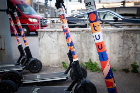 Téléchargez les photos : RIGA, LETTONIE - 22 AOÛT 2022 : Logo Tuul Mobility sur scooters électriques à louer à Riga. Tuul est une entreprise technologique estonienne spécialisée dans le partage de véhicules et la propagation dans les États baltes. - en image libre de droit