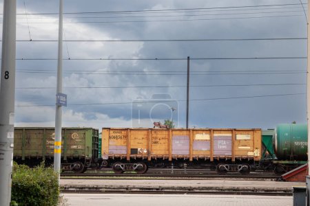 Téléchargez les photos : JELGAVA, LETTONIE - 20 AOÛT 2023 : Wagons ouverts, également appelés wagons de gondole sur un chantier de chemins de fer lettons à Jelgava, appartenant à KZH, la division cargo des chemins de fer kazakhs, utilisés pour l'exportation de marchandises. - en image libre de droit