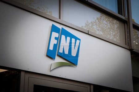 Foto de HEERLEN, PAÍSES BAJOS - 10 DE NOVIEMBRE DE 2022: Logo de FNV en su oficina local de Heerlen. FNV, o Federatie Nederlandse Vakbeweging, es la federación de sindicatos holandeses. - Imagen libre de derechos