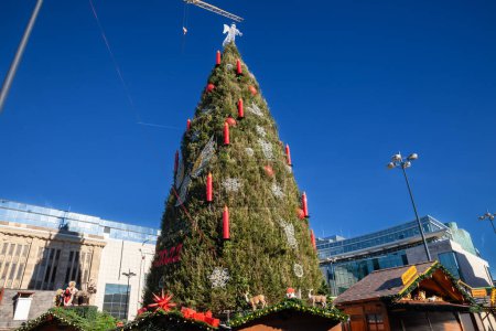 Téléchargez les photos : DORTMUND, ALLEMAGNE - 13 NOVEMBRE 2022 : Arbre de Noël géant assemblé sur la place principale de Dortmund, se préparant pour le marché de Noël de Dortmund, un événement de vacances majeur en Allemagne. - en image libre de droit