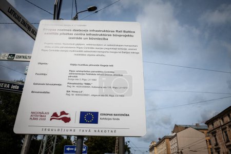 Foto de RIGA, Letonia - 19 de agosto de 2023: Firma promoviendo un proyecto de tren de alta velocidad ferroviario báltico financiado por la Unión Europea en Letonia. La UE es uno de los principales donantes de financiación en los países bálticos. - Imagen libre de derechos