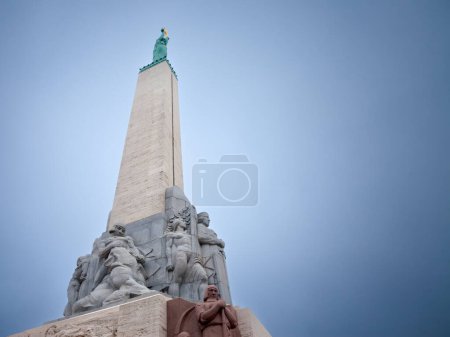 Téléchargez les photos : Monument de la liberté de Riga, également appelé Brivibas Piemineklis, sur un ciel gris nuageux. Conçu par Karlis Zale en 1935, c'est un point de repère majeur de Riga et de Latvia dédié à la guerre d'indépendance lettone.. - en image libre de droit