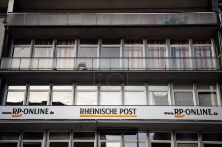 Téléchargez les photos : DUISBURG, ALLEMAGNE - 5 NOVEMBRE 2022 : Logo de Rheinische Post sur leur bureau principal de Duisburg. Rheinische Post est un journal allemand de la région rhénane. - en image libre de droit