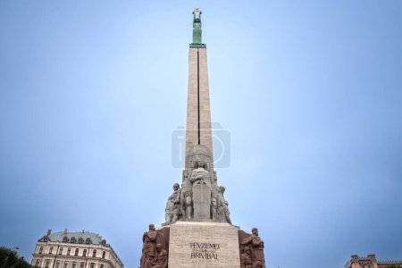 Téléchargez les photos : RIGA, LETTONIE - 19 AOÛT 2023 : Monument de la liberté de Riga, ou Brivibas Piemineklis. Conçu par Karlis Zale en 1935, c'est un point de repère majeur de Riga et de Latvia dédié à la guerre d'indépendance lettone.. - en image libre de droit