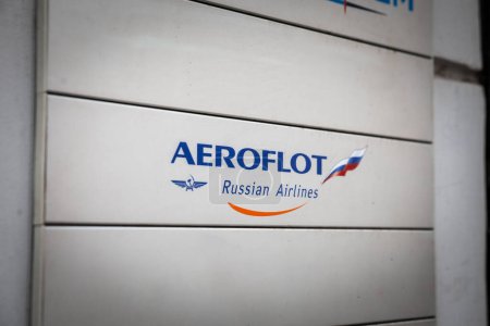 Téléchargez les photos : NOVI SAD, SERBIE - 1er MAI 2023 : Logo Aeroflot devant leur ancien bureau de Novi Sad. Aeroflot est la principale compagnie aérienne et le transporteur de drapeau de la Russie, maintenant sous sanctions en Europe. - en image libre de droit