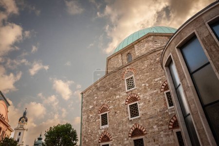 Téléchargez les photos : Panorama de l'église des cierges du centre-ville de la Bienheureuse Vierge Marie, anciennement mosquée de Pacha Qasim, au centre-ville de Pecs, en Hongrie. C'est une église catholique, une conversion d'une ancienne mosquée musulmane ottomane. - en image libre de droit
