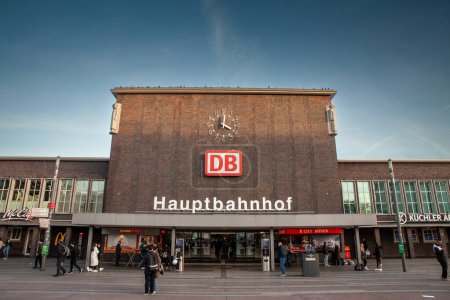 Téléchargez les photos : DUISBURG, ALLEMAGNE - 11 NOVEMBRE 2022 : Façade principale de la gare de Duisburg Hbf avec le logo Deutsche bahn. Duisburg Hauptbahnhof est DB Deutsche Bahn gare principale de Cologne. - en image libre de droit