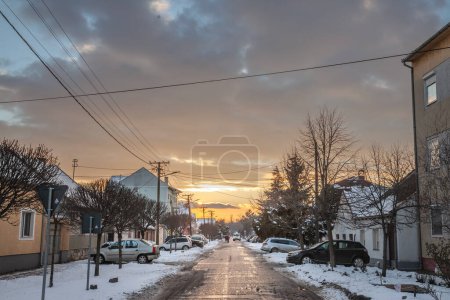 Téléchargez les photos : OMOLJICA, SERBIE - 23 JANVIER 2022 : Panorama d'une route et d'une rue dans le village d'Omoljica, en Voïvodine, Banat, Serbie, à la campagne, pendant un après-midi froid et glacial d'hiver avec beaucoup de neige. - en image libre de droit