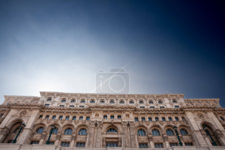 Foto de Panorama del palacio del parlamento rumano en Bucarest, símbolo del comunismo rumano, también llamado Casa Poporului, visto desde abajo en Bucarest, Rumania. - Imagen libre de derechos