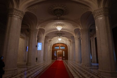 Foto de BUCHAREST, RUMANIA - 13 DE MARZO DE 2023: Desenfoque selectivo en puertas de madera oscura y diseño opulento del interior del palacio del parlamento rumano en Bucarest, un símbolo del comunismo rumano. - Imagen libre de derechos