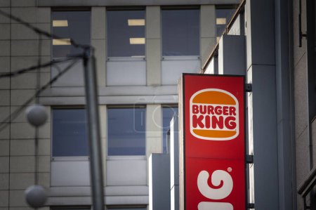 Téléchargez les photos : COLOGNE, ALLEMAGNE - 12 NOVEMBRE 2022 : Logo Burger King sur leur restaurant fast-food principal à Cologne, Allemagne. Burger King est une marque américaine de restauration rapide et de franchise répartis dans le monde entier - en image libre de droit