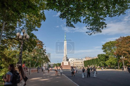 Téléchargez les photos : RIGA, LETTONIE - 25 AOÛT 2023 : Monument de la liberté de Riga, également appelé Brivibas Piemineklis, par un après-midi ensoleillé. Conçu par Karlis Zale en 1935, c'est un monument dédié à la guerre d'indépendance lettone.. - en image libre de droit