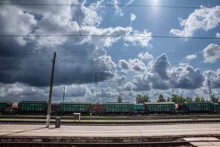 Téléchargez les photos : JELGAVA, LETTONIE - 20 AOÛT 2023 : Train céréalier transportant des céréales et du blé avec des wagons-trémies appartenant à LDZ Chemins de fer lettons, originaires de Russie, sur une cour de chemin de fer letton à Jelgava . - en image libre de droit