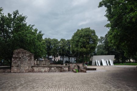 Téléchargez les photos : RIGA, LETTONIE - 23 AOÛT 2023 : Panorama du grand monument de l'holocauste de la synagogue chorale de la riga dans le district de Latgale à Riga. Il est dédié aux juifs morts en Lettonie pendant la Seconde Guerre mondiale.. - en image libre de droit