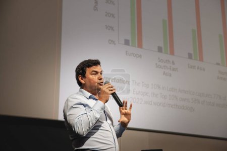 Téléchargez les photos : BELGRADE, SERBIE - 26 OCTOBRE 2023 : Flou sélectif sur Thomas Piketty à Belgrade, Serbie. Thomas Piketty est un économiste français spécialisé dans les études des inégalités. - en image libre de droit