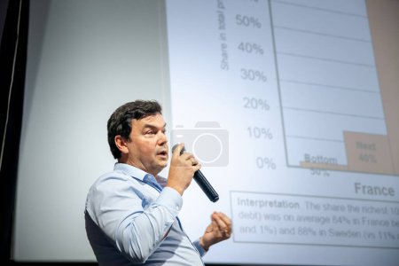 Foto de BELGRADE, SERBIA - 26 de octubre de 2023: Desenfoque selectivo sobre Thomas Piketty en Belgrado, Serbia. Thomas Piketty es un economista francés especializado en los estudios de desigualdad. - Imagen libre de derechos