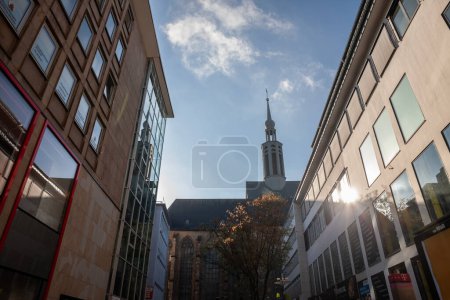 Foto de DORTMUND, ALEMANIA - 5 de noviembre de 2022: Propstein kirche, o iglesia bautista Kirche de Sankt Johannes en el centro de la ciudad. La iglesia bautista de San Juan es una iglesia católica. - Imagen libre de derechos