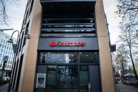 Téléchargez les photos : COLOGNE, ALLEMAGNE - 6 NOVEMBRE 2022 : Logo de la Banque Santander sur son bureau local à Cologne. Banco Santander est une banque espagnole de détail et d'entreprise avec des succursales en Allemagne. - en image libre de droit