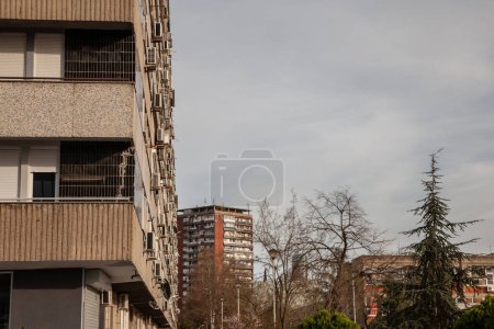 Selektive Unschärfe auf Hochhäusern aus dem Block 21 in Novi Beograd, Belgrad, Serbien, traditionelles kommunistisches Wohnensemble mit einem für Mittel- und Osteuropa typischen brutalistischen Stil.