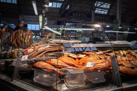 Foto de RIGA, Letonia - 21 de agosto de 2023: Desenfoque selectivo del pescado ahumado en venta en un pescadero, un pescadero, que vende pescado y productos del mar a sus clientes en un puesto de Centraltirgus, Riga Mercado central. - Imagen libre de derechos