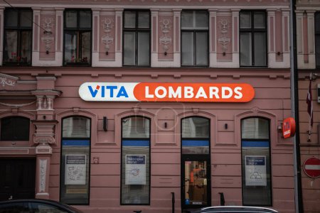 Foto de RIGA, Letonia - 25 de agosto de 2023: Logo de Vita Lombards en su tienda para Riga. Leihhaus Vita Lombards es una cadena letona de casas de empeño. - Imagen libre de derechos