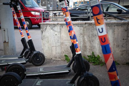 Téléchargez les photos : RIGA, LETTONIE - 22 AOÛT 2022 : Logo Tuul Mobility sur scooters électriques à louer à Riga. Tuul est une entreprise technologique estonienne spécialisée dans le partage de véhicules et la propagation dans les États baltes. - en image libre de droit