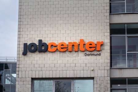 Foto de DORTMUND, ALEMANIA - 5 DE NOVIEMBRE DE 2022: Logo de jobcenter germany en su oficina para Dortmund. job center deutschland es la agencia alemana a cargo del trabajo y el empleo. - Imagen libre de derechos