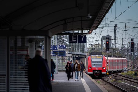 Téléchargez les photos : COLOGNE, ALLEMAGNE - 12 NOVEMBRE 2022 : Flou sélectif sur un train entrant dans le quai de la gare de Koln Sud Bahnhof, un centre de transport de la région NRW de l'Allemagne, partie a Koln S-bahn Deutsche Bahn. - en image libre de droit