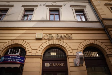 Téléchargez les photos : PECS, HONGRIE - 26 SEPTEMBRE 2023 : Logo de la Banque CIB sur son siège social pour Pecs. CIB Bank est l'une des principales banques de Hongrie, appartenant à Intesa Sanpaolo. - en image libre de droit