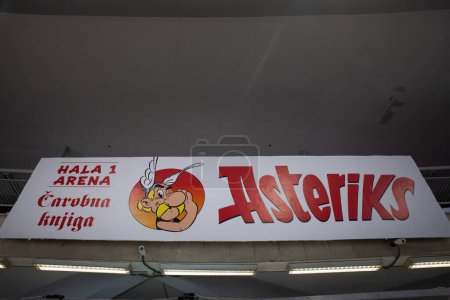 Foto de BELGRADE, SERBIA - 25 DE OCTUBRE DE 2023: Logo visual Astérix y Obelix Comic Strips, frente a una tienda de cómics retro en Belgrado. Astérix es una serie francesa de tiras sobre un guerrero gaulois. - Imagen libre de derechos